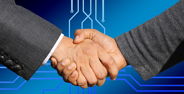 mains, serrer des mains, poignée de main, numérisation, planche, les conducteurs, nul, un, l'Internet, www, réseau, numérique, transfert de données, lien, la mise en réseau, communauté, Contrat, conclusion, rendez-vous, accord, affaires, ensemble, temps, réunion, Bienvenue, conclusion du contrat, main humaine, main, partie du corps humain, homme d'affaires, Hommes, la communication, costume, homme d'affaire, bleu, adulte, affaire d'entreprise, mâles, personnes, Occupation, deux personnes, à l'intérieur, fermer, salutation, métier de vente, doigt, 4K, CC0, domaine public, libre de droits