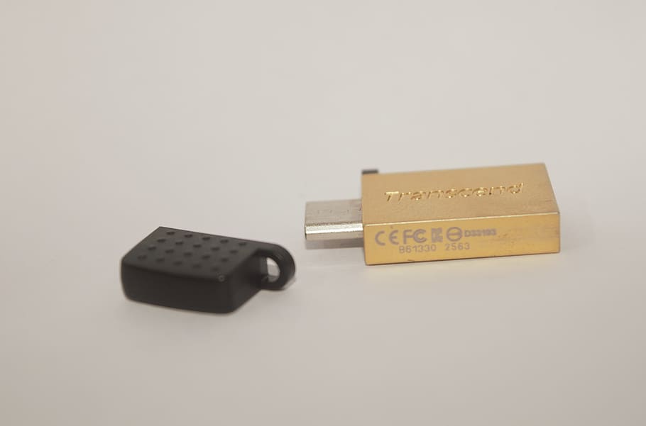 usb, clau, dispositiu, gadget, daurat, or, emmagatzematge, memòria, port, petit, ombres, objectes, tir de l'estudi, a l'interior, primer pla, sol objecte, cap gent, còpia espai, fons blanc, tecnologia, seguretat, metall, natura morta, connexió, nombre, negocis, protecció, text, tallar, comunicació, dos objectes, economia, petit grup d'objectes, 5K
