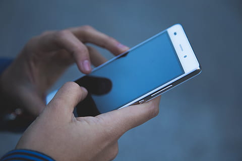 person, bedrift, hvid, smartphone, elektronik, hænder, teknologi, touchscreen, menneskelig hånd, hånd, trådløs teknologi, menneskelig kropsdel, forbindelse, smart telefon, bærbar informationsenhed, meddelelse, en person, mobiltelefon, skærm, tæt på, voksen, touch screen, menneskelig finger, finger, kropsdel, 5K, CC0, offentligt domæne, royaltyfrie