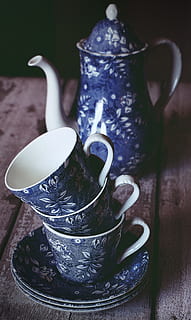 blå, hvid, blomster, keramisk, te kop, tepotte, Brun, træ-, bord, beholder, design, tallerkner, krus, porcelæn, gryde, keramik, underkop, tekopper, traditionel, stilleben, indendørs, drikke, ingen mennesker, kop, mad og drikke, tæt på, køkkenredskaber, fokus på forgrunden, forfriskning, mønster, kande, te, blomstermønster, krukke - krukke, alkoholfri drikkevare, bakke, 5K, CC0, offentligt domæne, royaltyfrie