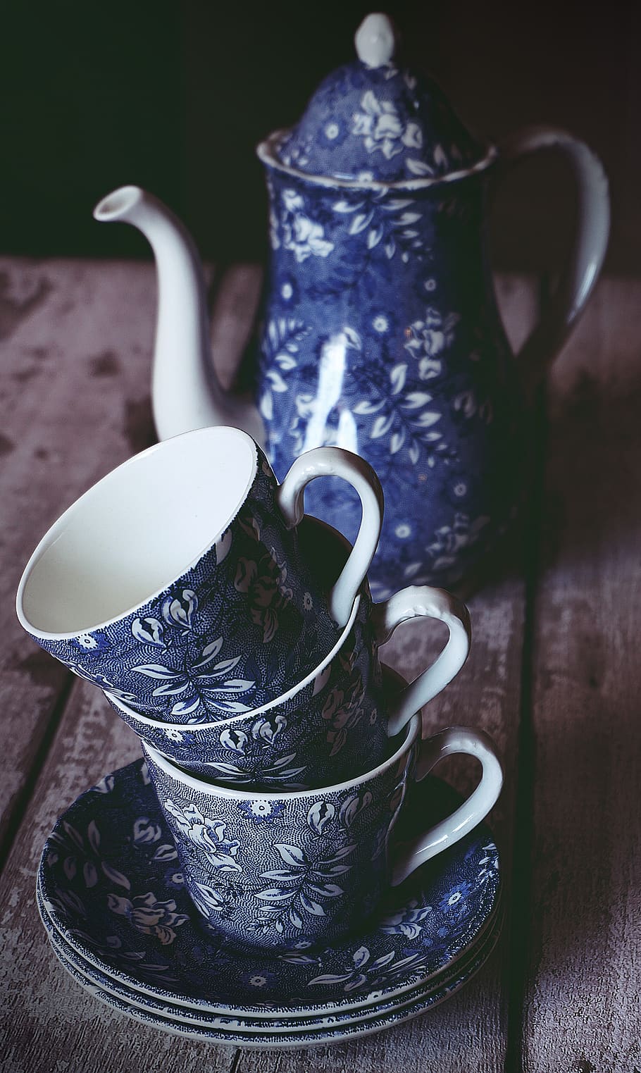 blau, blanc, floral, ceràmica, tassa de te, tetera, marró, fusta, taula, contenidor, disseny, vaixella, tasses, porcellana, olla, plat, tasses de te, tradicional, natura morta, a l'interior, beure, cap gent, tassa, menjar i beguda, primer pla, estri de cuina, centrar-se en primer pla, refresc, patró, gerra, te, motiu floral, càntir, begudes sense alcohol, safata, 5K