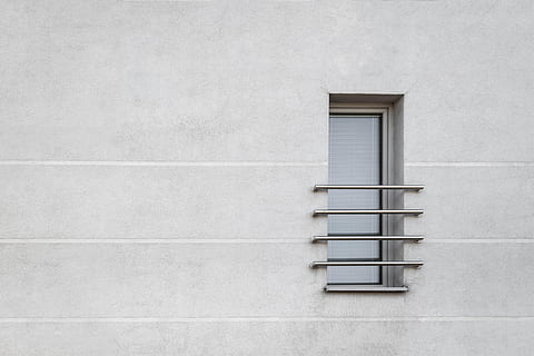 gri, beton, fereastră de structură, perete, fereastră, bar, jaluzele, exterior, urban, alb, luminos, geometric, modern, a închide, singur, unu, orizontală, linia, stuc, balustradă, obturator, balcon, arhitectură, montare pe perete, construită, nici o persoana, exteriorul clădirii, în aer liber, fundaluri, faţadă, scară, ciment, industrie de contructie, gol, proiecta, model, scenă urbană, spațiu copie, abstract, material de piatră, casă, zi, spaţiu, 5K, CC0, domeniu public, fără drepturi de autor
