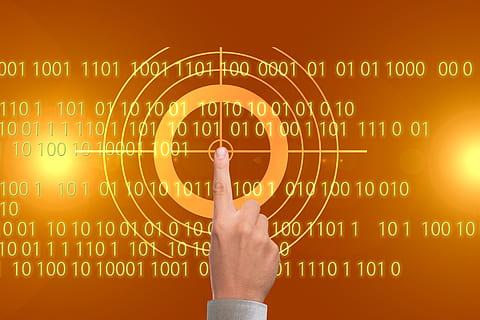 digitalisering, hånd, visir, binær, binær kode, Brennpunkt, senter, fokus, observasjoner, problem, styre, Stoppe, frykt, åsted, sentral, mål, konsentrasjon, midten, brak, administrator, på, informasjon, angrep, smith, binært system, kommunikasjon, menneskelig hånd, menneskelig kroppsdel, teknologi, enhetsskjerm, Nummer, skjerm, data, datamaskin, internett, forbindelse, virksomhet, voksen, én person, trådløs teknologi, tekst, futuristiske, peker, cyberspace, global kommunikasjon, 5K, CC0, offentlig domene, opphavsrett gratis