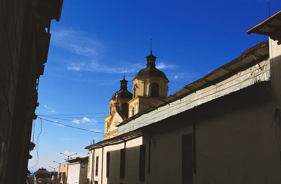 iglesia, exterior de l'edifici, estructura construïda, arquitectura, edifici, cel, vista d’angle baix, ciutat, religió, naturalesa, creença, espiritualitat, lloc de culte, dia, cap gent, llum solar, el passat, història, finestra, a l'aire lliure, 5K
