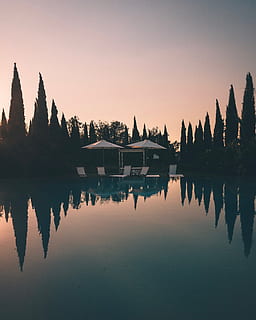 bianca, sedie a sdraio, ombrellone, alberi, acqua, riflessione, piscina, albero, Hotel, sdraio, parasole, sera, pendenza, cielo, tramonto, crepuscolo, silhouette, bordo piscina, sfondo, toscana, specchio, lago, lungomare, la tranquillità, scenics - natura, bellezza nella natura, natura, scena tranquilla, nessuno, simmetria, pianta, acqua stagnante, cielo sereno, idilliaco, lago di riflessione, 2K, CC0, dominio pubblico, privo di copyright