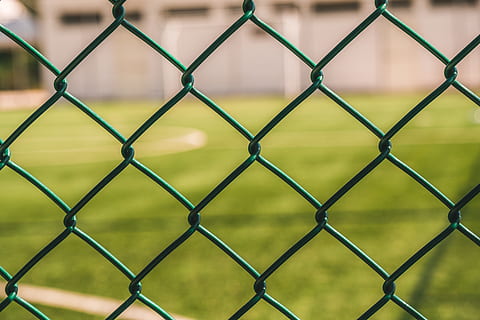 Grün, Feld, Muster, Textur, Hintergrund, Fußball, Netzwerk, Linie, Handlung, Bokeh, texturiert, Streifen, Minimalismus, minimalistisch, minimal, Zaun, Zäune, Linien, Maschendrahtzaun, Barriere, Vollbild, Fokus auf den Vordergrund, Grenze, keine Leute, Sicherheit, Hintergründe, Metall, Tag, Schutz, Natur, Sport, Nahansicht, grüne Farbe, Gras, draußen, 5K, CC0, gemeinfrei, lizenzfrei