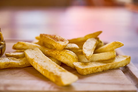frytki, brązowy, stół, pyszne, fast food, skupiać, fotografia żywności, przepyszne, przepyszny, przygotowany ziemniak, Ziemniak, niezdrowe jedzenie, jedzenie i picie, jedzenie, smażona, Gotowy do jedzenia, przekąska, chipsy ziemniaczane, żadnych ludzi, smażone na głębokim tłuszczu, zbliżenie, wewnątrz, frytki fast food, świeżość, selektywne skupienie, skupić się na pierwszym planie, duża grupa obiektów, jedzenie na wynos, żywność wygodna, taca, 5K, CC0, domena publiczna, darmowe zdjęcia