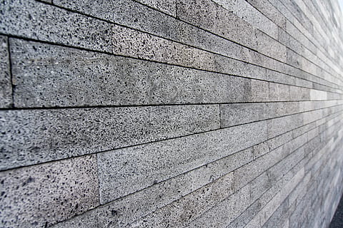 patroon, lijnen, monochroom, structuur, gestructureerd oppervlak, volledig kader, achtergronden, getextureerde, muur - bouwfunctie, geen mensen, ingebouwde structuur, dag, detailopname, architectuur, buitenshuis, ruw, hout - materiaal, natuur, buitenkant van het gebouw, grijs, gebarsten, muur, oud, detail-, oppervlakteniveau, 8K, CC0, publiek domein, royaltyvrij