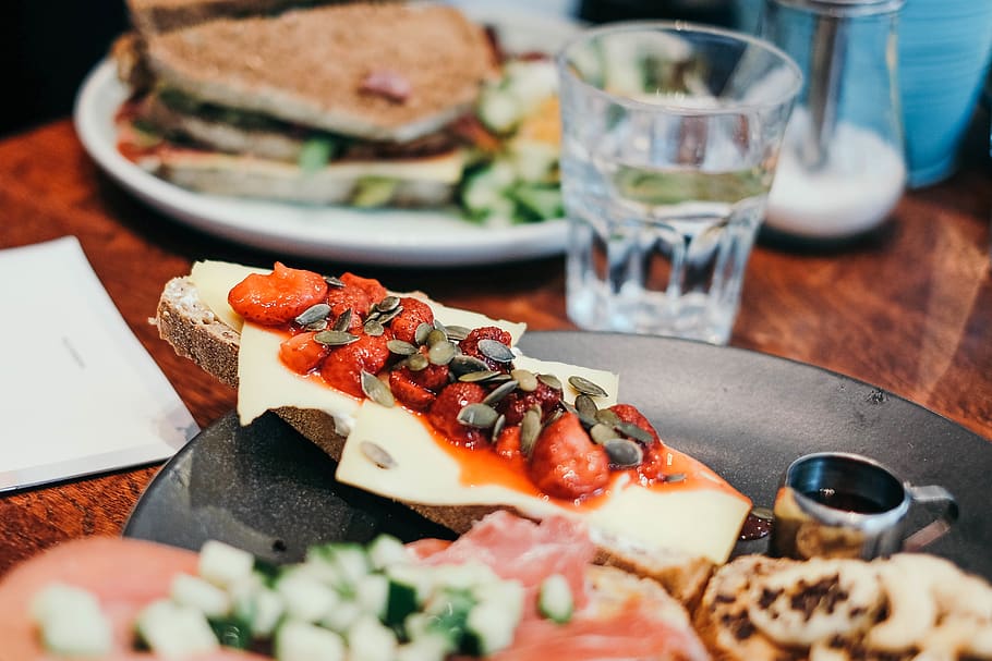 brød og sauce, mad og drikke, mad, friskhed, bord, klar til at spise, brød, plade, indendørs, selektiv fokusering, grøntsag, sund kost, portionsstørrelse, stilleben, velvære, skive, tæt på, ingen mennesker, sandwich, måltid, frugt, glas, fristelse, snack, morgenmad, 4K