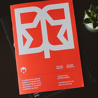 scatola con etichetta rossa, comunicazione, rosso, testo, avvicinamento, sceneggiatura occidentale, cartello, nessuno, in casa, informazione, giorno, simbolo della freccia, guida, natura, copione, Colore bianco, sceneggiatura non occidentale, simbolo, segno di informazione, design, Messaggio, 2K, CC0, dominio pubblico, privo di copyright