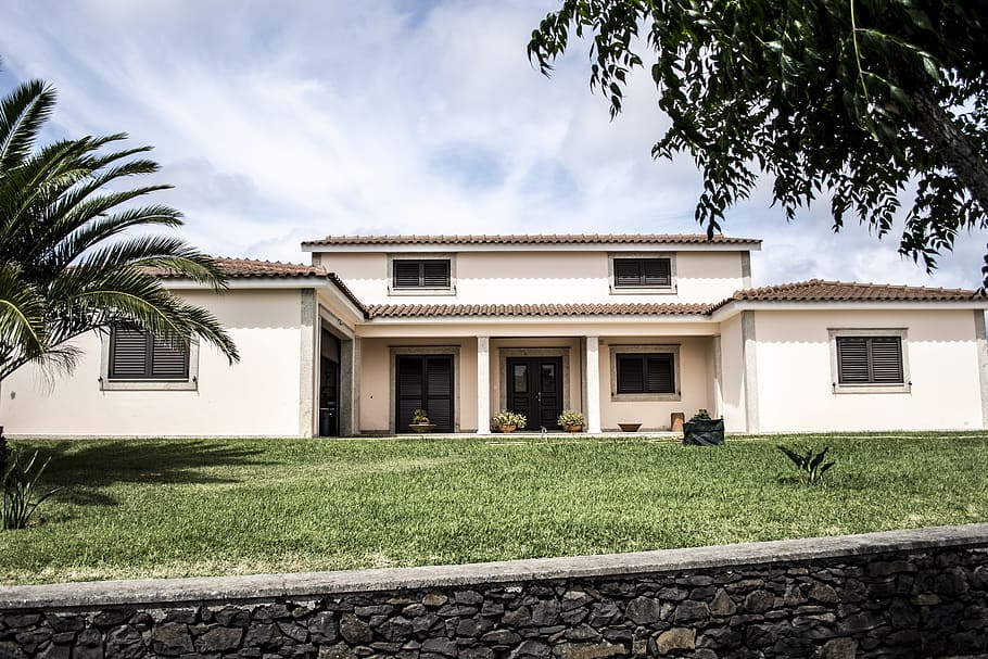 blanc, concret, casa, ennuvolat, cel, arquitectònic, arquitectura, edifici, núvols, la llum del dia, porta, propietat, exterior, façana, jardí, herba, paisatge, gespa, tir en angle baix, mansió, estat real, residència, residencial, arbre, vila, finestres, exterior de l'edifici, estructura construïda, planta, naturalesa, barri residencial, a l'aire lliure, finestra, núvol - cel, color verd, dia, clima tropical, Palmera, cap gent, pati, luxe, 5K