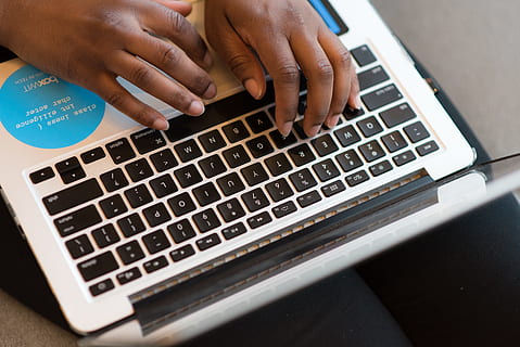 la personne, en utilisant, ordinateur portable argent, ordinateur, lien, contemporain, Les données, afficher, électronique, information, l'Internet, clavier, portable, moderne, écran, La technologie, dactylographie, sans fil, la communication, Technologie sans fil, main humaine, main, équipement informatique, clavier d'ordinateur, partie du corps humain, réseau informatique, utilisant un ordinateur portable, adulte, à l'intérieur, fermer, une personne, clé d'ordinateur, doigt, surfer sur le net, 5K, CC0, domaine public, libre de droits