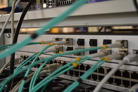 weißer Ethernet-Schalter, Kabel, Technologie, Netzwerkanschlussstecker, Verbindung, Computernetzwerk, Kommunikation, Internet, Netzwerkserver, Computer, Computerkabel, Computerausrüstung, keine Leute, selektiver Fokus, Nahansicht, Komplexität, Ausrüstung, kabellose Technologie, drinnen, grüne Farbe, Router, verdrahtet, Netzteil, Computerlabor, elektrische Ausrüstung, globale Kommunikation, 5K, CC0, gemeinfrei, lizenzfrei