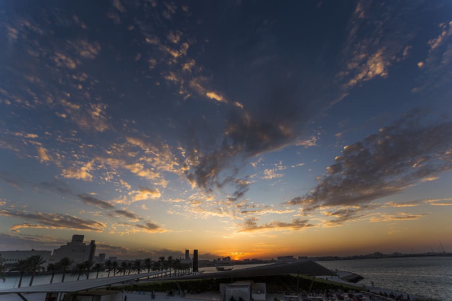 katar, doha, nebe, západ slunce, architektura, mrak - nebe, voda, stavba, exteriér budovy, moře, Příroda, scenics - příroda, krása v přírodě, budova, oranžová barva, město, nikdo, destinace, pláž, venku, cestovat, 5K