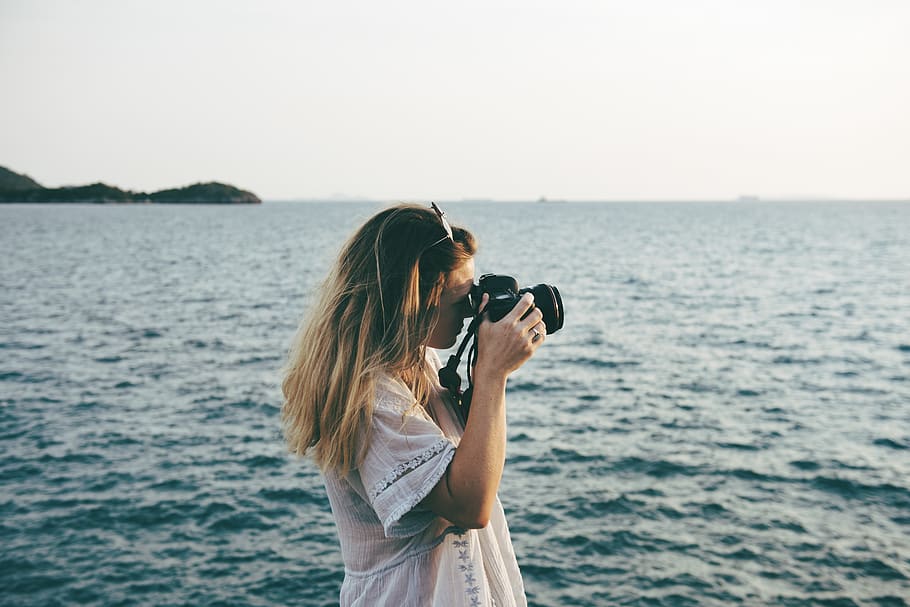 dona, presa, foto, oceà, platja, calma, càmera, fred, diversió, noia, pasatemps, festa, oci, naturalesa, pau, pacífica, persona, fotògraf, fotografia, recreació, relaxació, mar, serè, Riba, solitud, estiu, turisme, vacances, wanderlust, aigua, jove, càmera - equip fotogràfic, fotografiar, una persona, temes de fotografia, cel, activitat d'oci, celebració, persones reals, de peu, dones joves, activitat, adult jove, tecnologia, roba casual, dia, pentinat, cabell, horitzó sobre l’aigua, càmera digital, a l'aire lliure, 5K