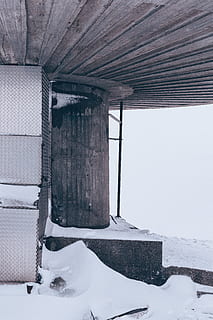 edificio de concreto gris, nieve, invierno, temperatura fría, arquitectura, día, nadie, estructura construida, congelado, naturaleza, cubierta, el color blanco, campo, al aire libre, tierra, exterior del edificio, barrera, material de madera, límite, belleza en la naturaleza, nevando, carámbano, 5K, CC0, dominio público, libre de derechos