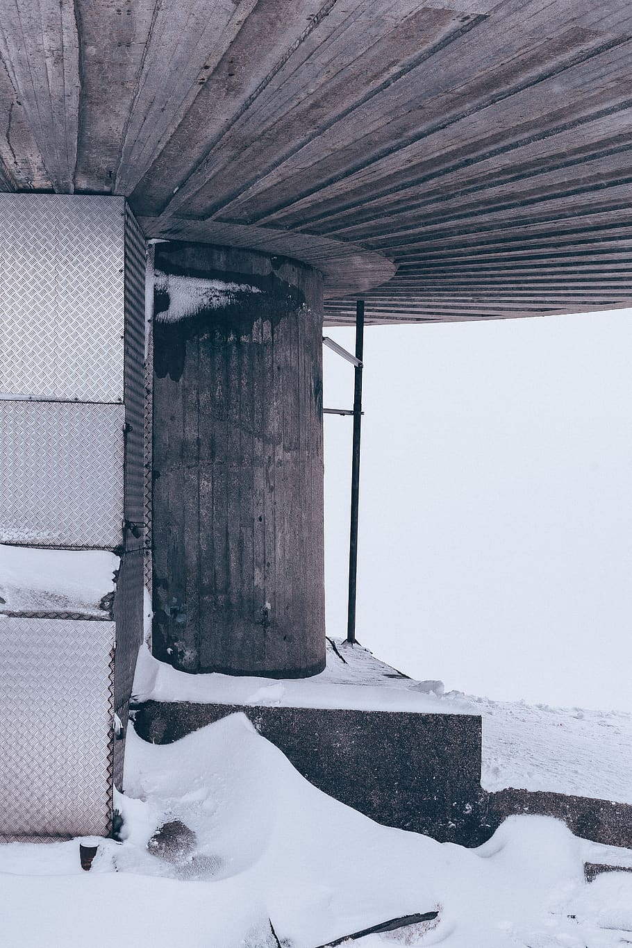 edificio de concreto gris, nieve, invierno, temperatura fría, arquitectura, día, nadie, estructura construida, congelado, naturaleza, cubierta, el color blanco, campo, al aire libre, tierra, exterior del edificio, barrera, material de madera, límite, belleza en la naturaleza, nevando, carámbano, 5K