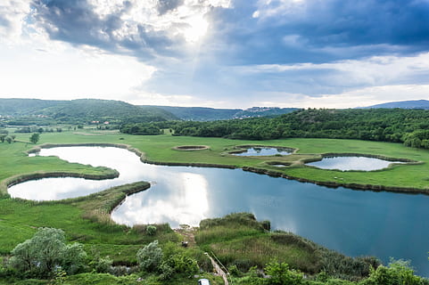 escènic, fotografia, llac, núvols, la llum del dia, medi ambient, herba, idíl·lic, paisatge, plantes, recreació, reflexió, cel, tranquil, arbres, aigua, núvol - cel, escenics - natura, escena tranquil·la, tranquil·litat, naturalesa, bellesa a la natura, color verd, dia, planta, cap gent, golf, a l'aire lliure, escena no urbana, 5K, CC0, domini públic, lliure de regalies