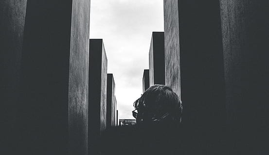 berlin, Tyskland, bnw, arkitektur, block, rader, textur, jewish memorial, grunge, kornig, humör, svartvitt, minimal, svartvit, en person, riktiga människor, livsstilar, huvudskott, porträtt, fritidsaktivitet, byggd struktur, fönster, kvinnor, dag, ser, inomhus, vuxen, bakåtsikt, stående, män, begrundande, depression - sorg, frisyr, 5K, CC0, offentligt domän, royaltyfria