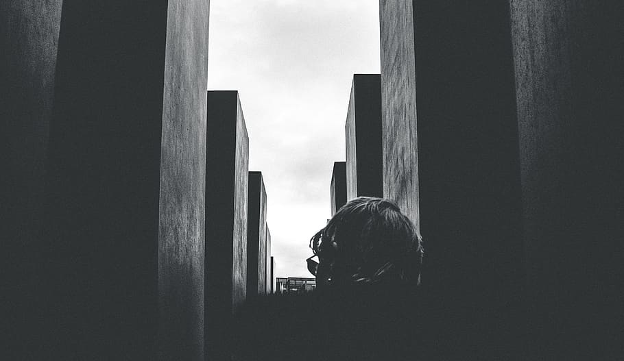 Berlín, Alemanya, bnw, arquitectura, blocs, línies, textura, memorial jueu, grunge, granulat, humor, blanc i negre, mínim, monocroma, una persona, persones reals, estils de vida, tirada al cap, retrat, activitat d'oci, estructura construïda, finestra, dones, dia, mirant, a l'interior, adult, vista del darrere, de peu, homes, contemplació, depressió - tristesa, pentinat, 5K