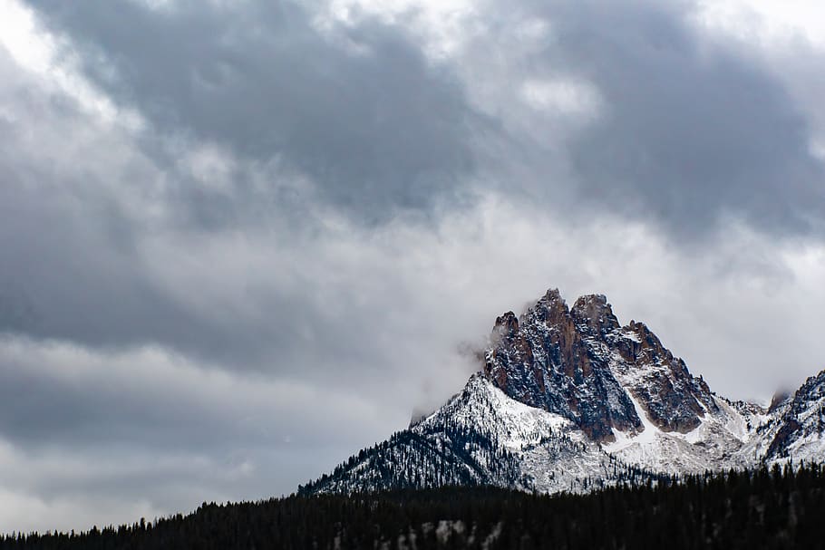 gris, blanc, muntanya, núvols, altitud, fred, la llum del dia, boira, bosc, gelades, gelada, congelat, glacera, alt, gel, paisatge, cims de muntanya, Serra, muntanyes, naturalesa, roques, rocós, escènic, cel, neu, nevat, muntanyes cobertes de neu, cim, arbres, temps, hivern, paisatge d'hivern, boscos, núvol - cel, temperatura de fred, escenics - natura, bellesa a la natura, muntanya nevada, cim de muntanya, dia, escena no urbana, escena tranquil·la, tranquil·litat, medi ambient, cap gent, a l'aire lliure, formació, 2K