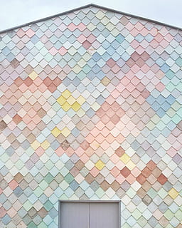 case din beton multicolor, artistic, contemporan, model, cadru complet, nici o persoana, multi colorate, fundaluri, arhitectură, construită, geometrică, zi, formă, proiecta, în interior, montare pe perete, vedere unghiulară joasă, clădire, consecutiv, repetiţie, ţiglă, parchet gresie, tavan, 1080P, CC0, domeniu public, fără drepturi de autor