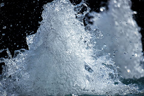 fuente, burbuja, inyectar, refresco, chapoteo, murmullo, presión, presión del agua, fuerza, salvaje, sobrecarga, goteo, agua, naturaleza, movimiento, temperatura fría, nadie, invierno, salpicaduras, nieve, de cerca, belleza en la naturaleza, soltar, al aire libre, el color blanco, día, paisajes - naturaleza, centrarse en primer plano, pulverización, congelado, poder en la naturaleza, agua que fluye, 5K, CC0, dominio público, libre de derechos