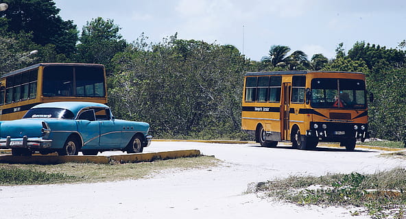 Cuba, landvoertuig, wijze van transport, vervoer, fabriek, dag, natuur, boom, weg, hemel, bus, motorvoertuig, veld-, land-, buitenshuis, machinerie, schoolbus, geel, vrachtauto, stationair, bouwindustrie, 4K, CC0, publiek domein, royaltyvrij