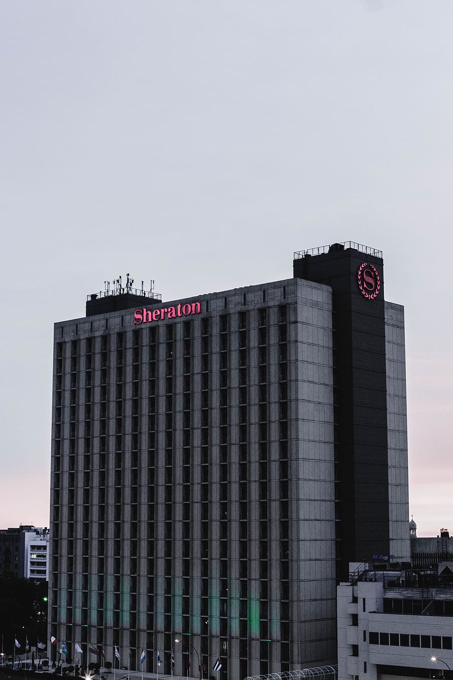 edifici Sheraton, edifici d'oficines, edifici, hotel, urbà, ciutat, arquitectura, torre, posada, metròpolis, de gran alçada, símbol, centre de la ciutat, coupe, transport, vehicle, automòbil, cotxe esportiu, cotxe, asfalt, exterior de l'edifici, estructura construïda, cel, cap gent, naturalesa, dia, a l'aire lliure, cel clar, text, oficina, vista d’angle baix, exterior d’edifici d’oficines, comunicació, destinacions de viatge, còpia espai, guió occidental, 4K