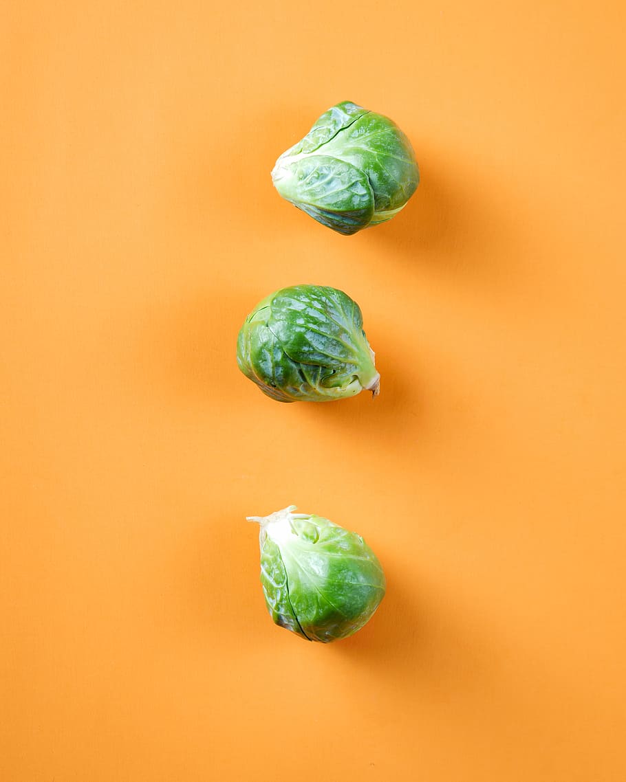 tres, verd, verdures de col, menjar, planta, col, vegetals, winnipeg, Canadà, mae, col de cap, produir, color, estil de menjar, fotografia de natura morta, fotografia de menjar, brot de Brussel·les, verdures, foodie, esfera, planta en test, ceràmica, menjar i beguda, alimentació saludable, fons de colors, benestar, tir de l'estudi, frescor, a l'interior, cap gent, color verd, senzillesa, primer pla, directament a sobre, color taronja, natura morta, aliments crus, fons taronja, grup d'objectes, menjar vegetarià, 2K