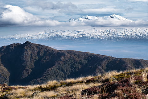 muntanya, envoltar, núvols, a l'aire lliure, naturalesa, Serra, gel, neu, Nova Zelanda, parc forestal de kaimanawa, pista mt Urchin, pic, altiplà, camp, paisatge, herba, hivern, glacera, pendent, boira, fred, bellesa a la natura, medi ambient, escenics - natura, cel, núvol - cel, tranquil·litat, cap gent, escena tranquil·la, terra, planta, escena no urbana, dia, aigua, temperatura de fred, muntanya nevada, cim de muntanya, 5K, CC0, domini públic, lliure de regalies