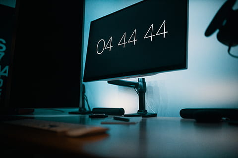 flatscreen tv, binnenshuis, communicatie, boord, tekst, tafel, computer, schoolbord, geen mensen, westers schrift, technologie, selectieve aandacht, detailopname, computerapparatuur, computerscherm, bureau, donker, bedrijf, dag, opleiding, zakelijke activiteiten, toetsenbord, bericht, 4K, CC0, publiek domein, royaltyvrij