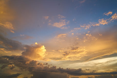 Wolken, Blau, Himmel, hell, Trübung, Wolkengebilde, wolkig, Tag, Tageslicht, hoch, Landschaft, Natur, draussen, Sonnenstrahl, wolke - himmel, Szenen - Natur, Schönheit in der Natur, Sonnenuntergang, Ruhe, ruhige Szene, Flachwinkelansicht, keine Leute, idyllisch, draußen, orange Farbe, Sonnenlicht, Dramatischer Himmel, Hintergründe, Umgebung, Meteorologie, 8K, CC0, gemeinfrei, lizenzfrei