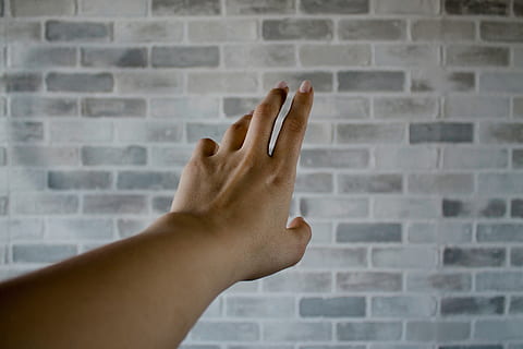 persona, esquerra, mà, gris, maons de cendra, braç, textura de maó, paret de maó, maons, primer pla, ungles, els dits, noia, a l'interior, senyora, claus ben cuidades, patró, pell, sòlid, textura, rajoles, paret, dona, la mà de la dona, mà humana, part del cos humà, una persona, part del cos, funció de construcció de parets, maó, persones reals, dit humà, dit, gesticulant, arquitectura, estructura construïda, perspectiva personal, persona irreconeixible, extremitat humana, 4K, CC0, domini públic, lliure de regalies