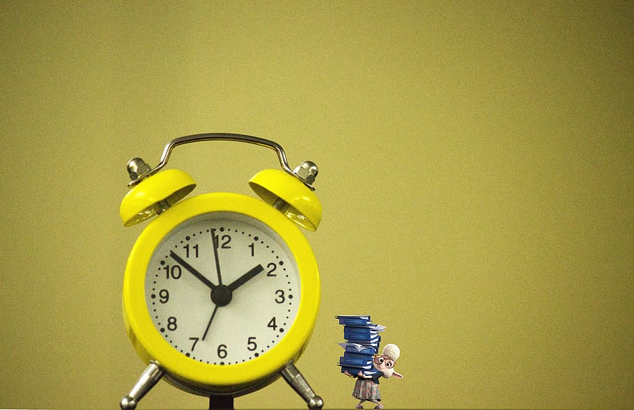 orologio, tempo, secondi, comporre, minuto, ore, attività commerciale, pointer, tecnologia, sveglia, giallo, caratteristica della parete, in casa, nessuno, sfondo colorato, copia spazio, numero, avvicinamento, girato in studio, strumento del tempo, natura morta, sfondo giallo, in stile retrò, lancetta dell'orologio, singolo oggetto, precisione, mano minuta, lancetta delle ore, quadrante, 5K