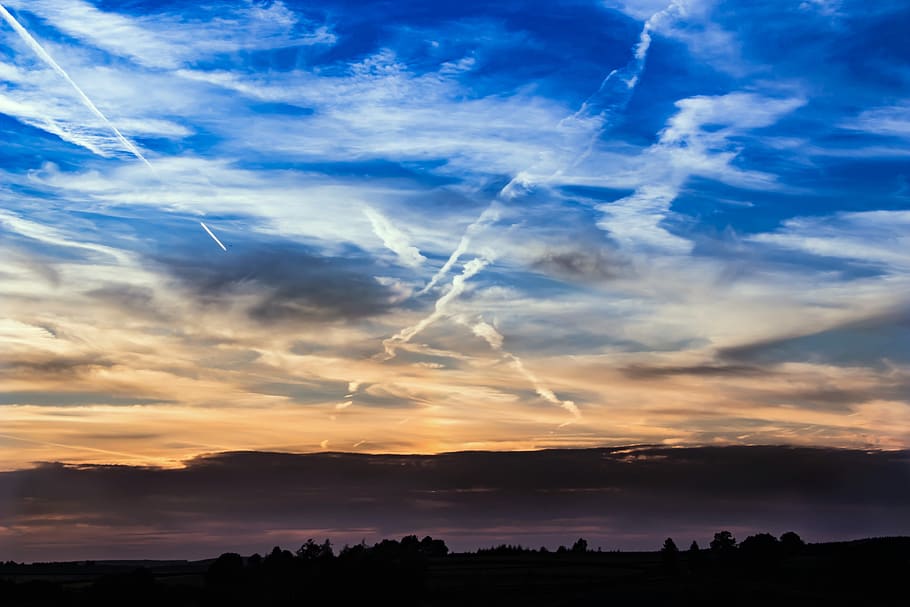 silhouette, alberi, blu, cielo, nuvole, idilliaco, paesaggio, umore, natura, panoramico, nuvola - cielo, bellezza nella natura, scenics - natura, la tranquillità, scena tranquilla, tramonto, ambiente, nessuno, albero, scena non urbana, pianta, all'aperto, scia di vapore, colore arancione, 5K