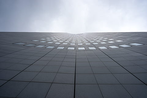 Deutschland, Leipzig, Fenster, klein, Löcher, Linien, gebogen, extra breit, Beton, konvergierend, Himmel, die Architektur, Tag, keine Leute, Muster, Natur, Flachwinkelansicht, gebaute Struktur, draußen, Gebäudehülle, Sonnenlicht, Stadt, wolke - himmel, Gebäude, abnehmende Perspektive, Bürogebäude außen, Büro, Richtung, bedeckt, Wolkenkratzer, direkt darunter, 5K, CC0, gemeinfrei, lizenzfrei