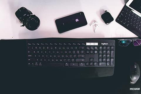 tastatură, hardware-, Electronică, hardware-ul computerului, tastatura, calculator, șoarece, telefon mobil, telefon, masa, iPhone, birou, apple ipad pro, xsmax, înființat, logitech, iPad, airpod, măr, tehnologie, în interior, nici o persoana, conexiune, comunicare, tehnologia fără fir, Control, vedere în unghi mare, natură moartă, dispozitiv portabil de informații, muzică, Afaceri, telefon inteligent, echipament audio, echipament, echipamente de calcul, 5K, CC0, domeniu public, fără drepturi de autor