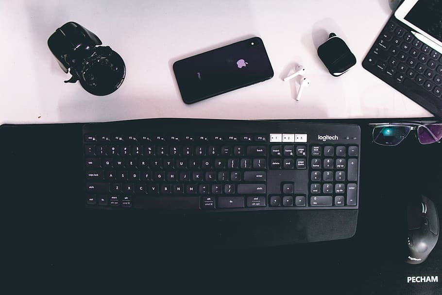 tastatur, hardware, elektronik, computer hardware, computer tastatur, computer, mus, mobiltelefon, telefon, bord, iphone, skrivebord, æble ipad pro, xsmax, Opsætning, logitech, ipad, airpod, æble, teknologi, indendørs, ingen mennesker, forbindelse, meddelelse, trådløs teknologi, kontrollere, høj vinkel visning, stilleben, bærbar informationsenhed, musik, forretning, smart telefon, lydudstyr, udstyr, computerudstyr, 5K