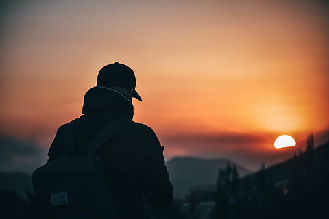 Mann, tragen, Baseball Kappe, Rucksack, golden, Stunde, Rückansicht, hinterleuchtet, Backpacker, Dämmerung, Tageslicht, Abend, Nebel, HD Wallpaper, Landschaft, Licht, Berg, Natur, Person, szenisch, Himmel, Sonne, Sonnenaufgang, Sonnenuntergang, Silhouette, orange Farbe, echte Menschen, Lebensstile, Freizeitbeschäftigung, Männer, Stehen, Schönheit in der Natur, Menschen, Fokus auf den Vordergrund, zwei Menschen, Taille hoch, draußen, Szenen - Natur, wolke - himmel, 5K, CC0, gemeinfrei, lizenzfrei