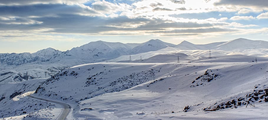 muntanyes, núvols, cel, fred, neu, wniter, muntanya, temperatura de fred, hivern, bellesa a la natura, escenics - natura, Serra, núvol - cel, medi ambient, paisatge, muntanya nevada, tranquil·litat, escena tranquil·la, naturalesa, Color blanc, escena no urbana, viatjar, majestuós, cim de muntanya, 5K