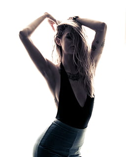 Canada, Saskatoon, model, vindue, stil, tatovering, en person, unge kvinder, ung voksen, hvid baggrund, Kvinder, indendørs, studio skud, forfra, hånd i hår, tre kvart længde, portræt, hår, stående, skønhed, afslappet tøj, smuk kvinde, kigger på kameraet, frisure, arme hævet, menneskelige arm, jeans, 2K, CC0, offentligt domæne, royaltyfrie