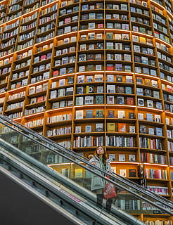 biblioteca, barana, edifici d'oficines, edifici, persona, humà, arquitectura, llegir, Corea del Sud, llibres, escala mecànica, noia, prestatge, urbà, mobles, prestatgeria, escala, ciutat, una persona, estructura construïda, exterior de l'edifici, persones reals, estils de vida, adult jove, roba casual, de peu, mirant, finestra, dones, activitat d'oci, adult, dia, vidre - material, pentinat, 4K, CC0, domini públic, lliure de regalies