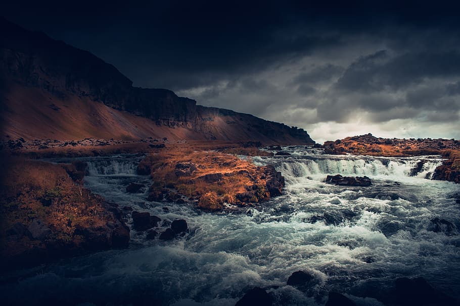 Brun, bjerg, legeme, vand, kaskade, skyer, overskyet, island, natur, naturfotografering, damp, vandfald, scenics - natur, skønhed i naturen, klippe, himmel, bevægelse, sky - himmel, rock-objekt, solid, hav, ingen mennesker, lang eksponering, rolig scene, rock formation, miljø, sløret bevægelse, ikke-urbane scene, flydende vand, udendørs, magt i naturen, flyder, 5K