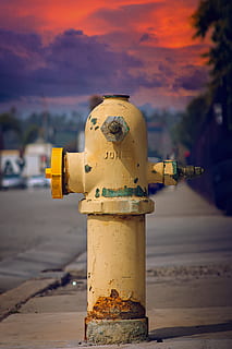 Hidrante, rua, focar em primeiro plano, por do sol, metal, céu, fechar-se, ninguém, natureza, ao ar livre, amarelo, agua, dia, segurança, binóculos, cor laranja, luz solar, oxidado, operado por moedas, 4K, CC0, domínio público, royalty free