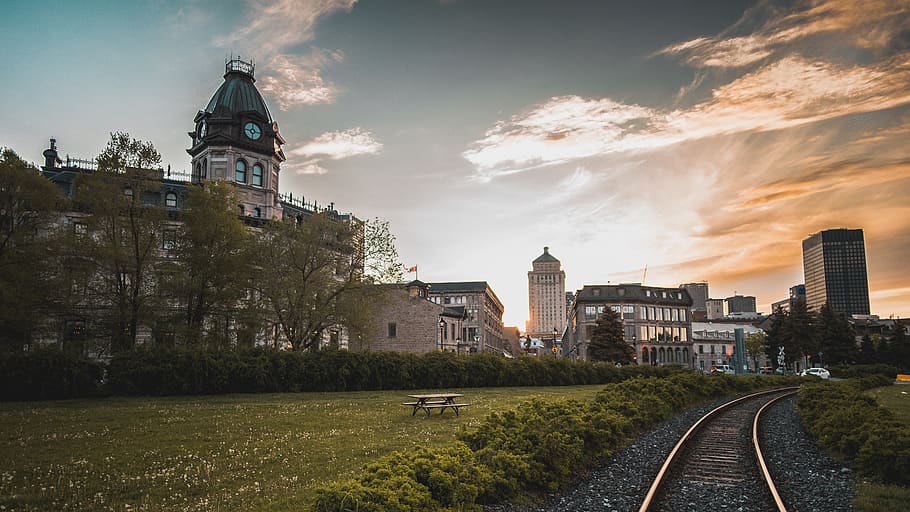popędzać, tor, pociąg, Zielony, trawa, pole, na wolnym powietrzu, drzewa, rośliny, Natura, zachód słońca, architektura, Budynki, zbudowana struktura, na zewnątrz budynku, budynek, niebo, chmura - niebo, roślina, wieża, podróżować, drzewo, transport, Miasto, żadnych ludzi, historia, cele podróży, przeszłość, dzień, kierunek, na dworze, wieżowiec, 5K