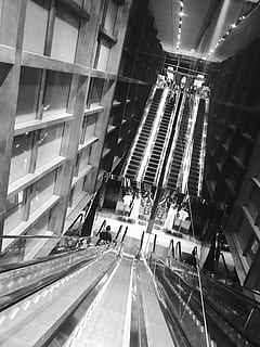 gris, fotografia a escala, escala mecànica, arquitectura, edifici, mirall, modern, gent, reflexió, urbà, estructura construïda, exterior de l'edifici, ciutat, transport, il·luminat, vidre - material, cap gent, a l'aire lliure, vista d’angle alt, tecnologia, dia, viatjar, exterior d’edifici d’oficines, transparent, 4K, CC0, domini públic, lliure de regalies