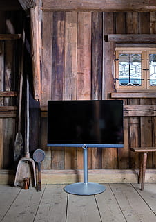 Flatscreen televisie, kamer, interieur ontwerp, tafel, meubilair, eettafel, TV, haard, loewe, televisie, stoel, venster, houten, schuur, technologie, tech, leven, cabine, huisje, huis, decor, hout - materiaal, architectuur, geen mensen, binnenshuis, ingebouwde structuur, dag, hout, gebouw, bevloering, afwezigheid, oud, huiskamer, plafond, 2K, CC0, publiek domein, royaltyvrij