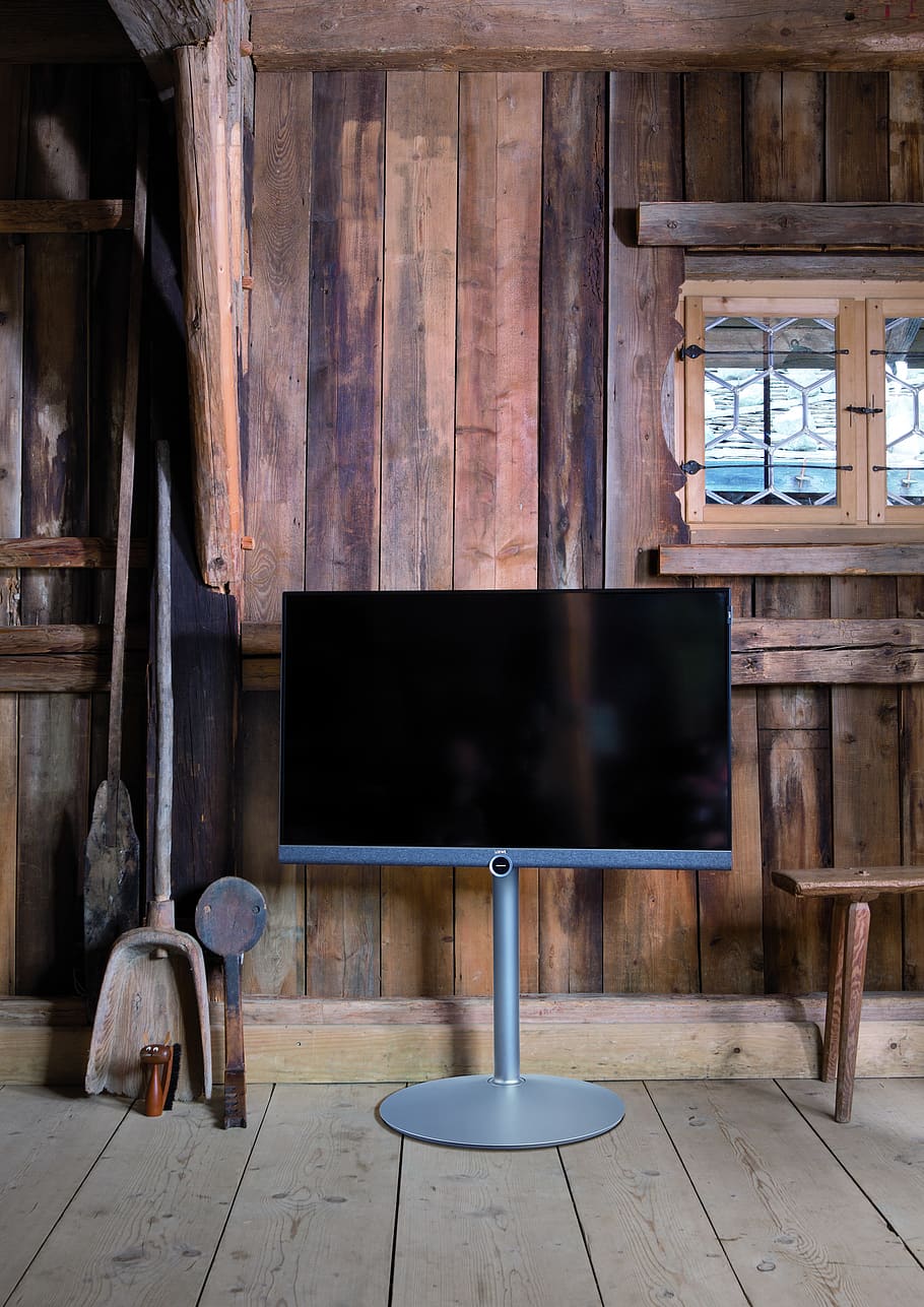 ploché obrazovky televize, pokoj, místnost, Vzhled interiéru, stůl, nábytek, jídelní stůl, televize, krb, loewe, židle, okno, dřevěný, stodola, technologie, tech, živobytí, chata, chalupa, Domov, výzdoba, dřevo - materiál, sedadlo, architektura, nikdo, uvnitř, stavba, den, dřevo, budova, podlaha, absence, starý, Dům, domácí místnost, strop, 2K
