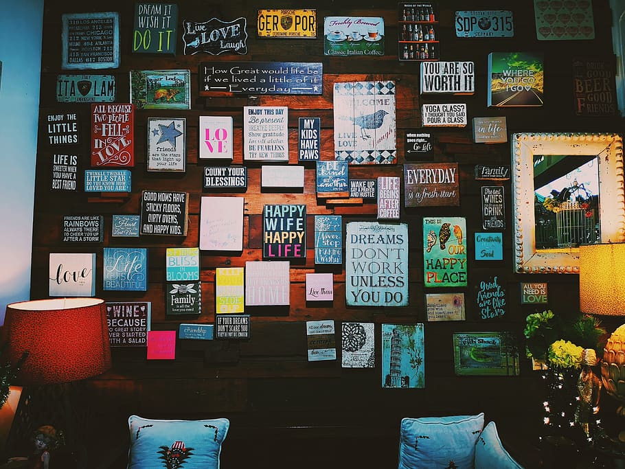 fotografie, roztříděný, dopis deska, citát, pověsil, zeď, architektura, umění, tvořivý, design, uvnitř, inovace, inspirativní, Vzhled interiéru, zpráva, citáty, dřevěná deska, slov, sdělení, nikdo, vícebarevné, text, nástěnný prvek, stavba, umění a řemesla, skript, závěsný, hojnost, velká skupina objektů, tvořivost, non-západní skript, západní skript, budova, reklama, podnikání, 2K